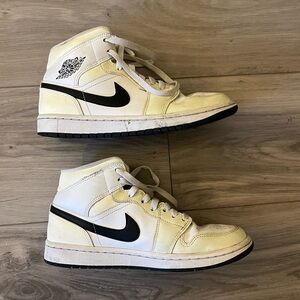 Jordan 1 mid’s sneakers